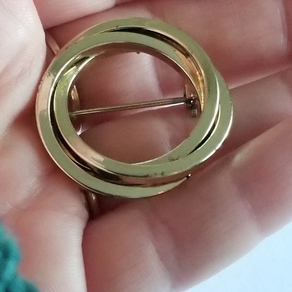 Vintage open circle brooch with two interlocking circles Gold tone metal - Picture 7 of 8
